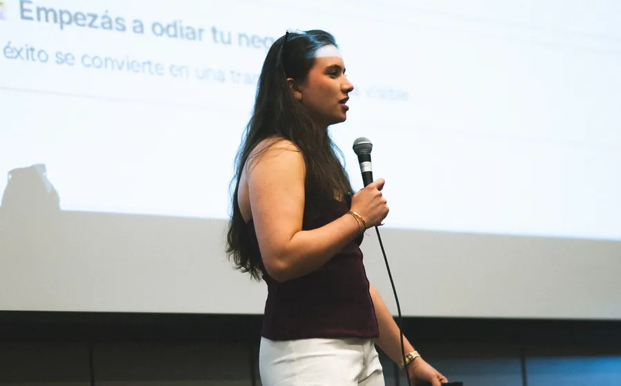 Antonia Villa dando una charla