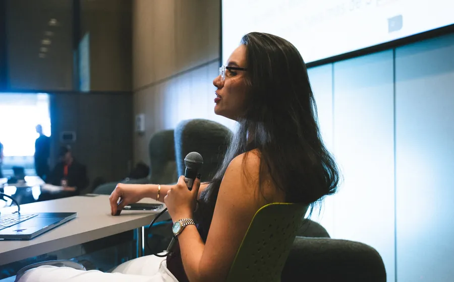 Antonia Villa respondiendo preguntas en un panel