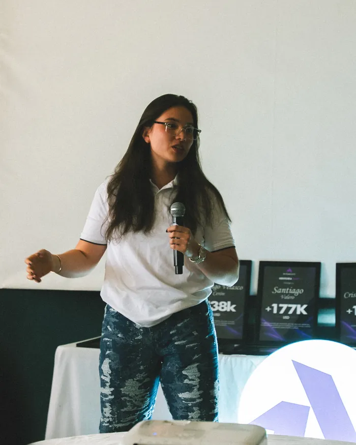 Antonia Villa en la premiación de estudiantes con placas de +177K USD