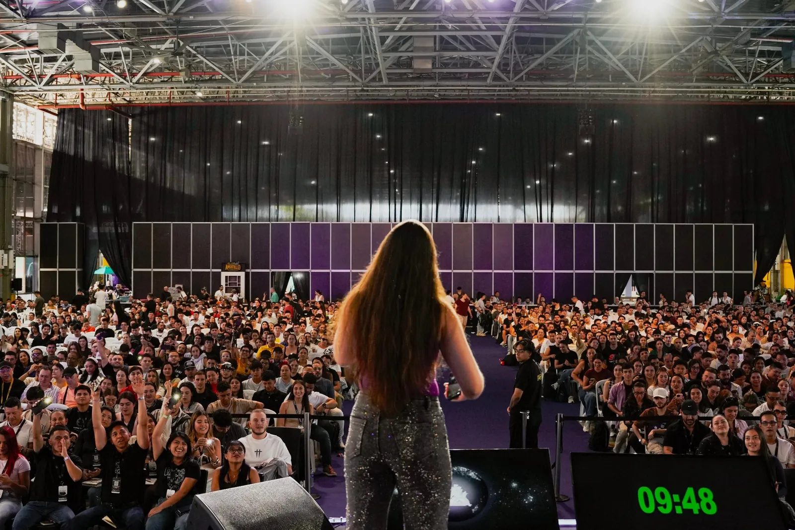 Antonia Villa de espaldas frente a un auditorio lleno en Feria Effix