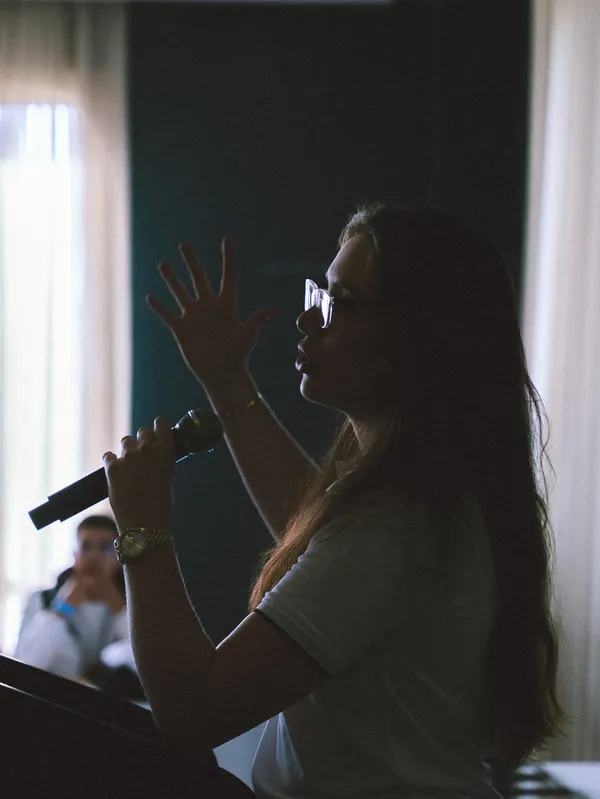 Antonia Villa dictando una clase